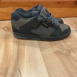 Dark blue size 9 globe shoes good condition ￼